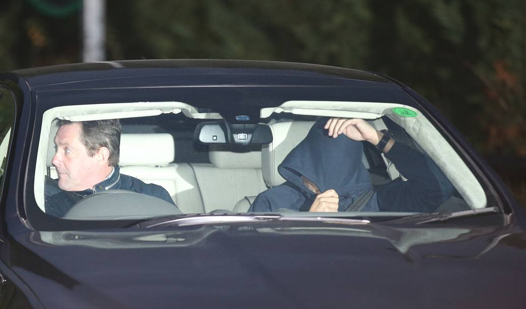 Jos Mourinho lascia il Chelsea. E va via in auto nascondendo il volto. Olycom